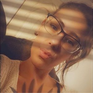 Meet your Posher, Karine